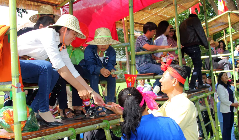 Hàng ngàn người dân nô nức trẩy hội Đống Đa tại Bình Định ảnh 7 Hàng ngàn người dân nô nức trẩy hội Đống Đa tại Bình Định ảnh 7