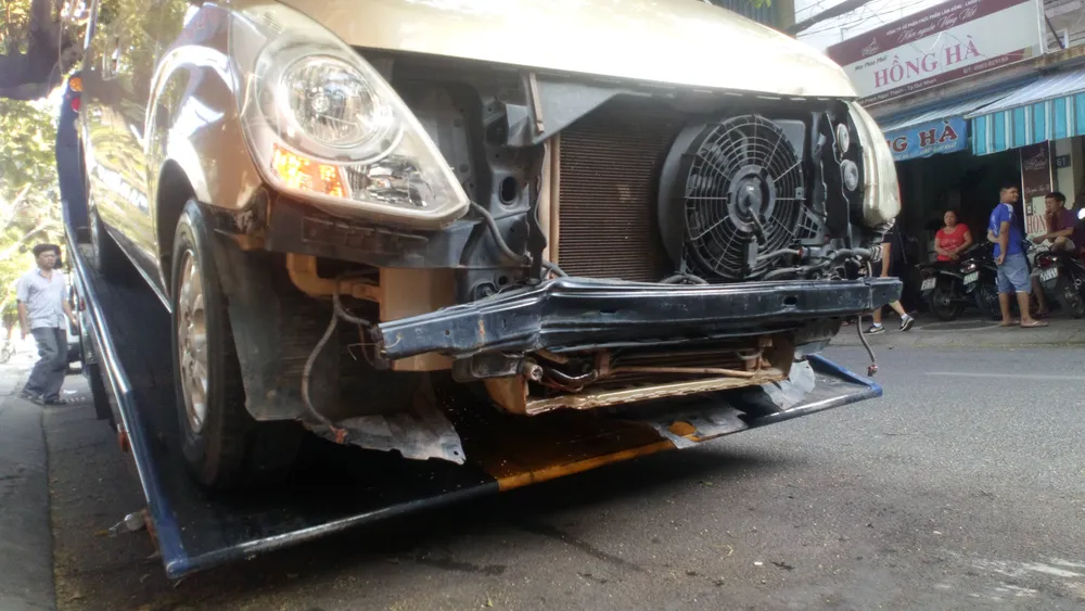 Tông vào nhà dân, xe ô tô 7 chỗ nhanh chóng rời khỏi hiện trường  ảnh 5