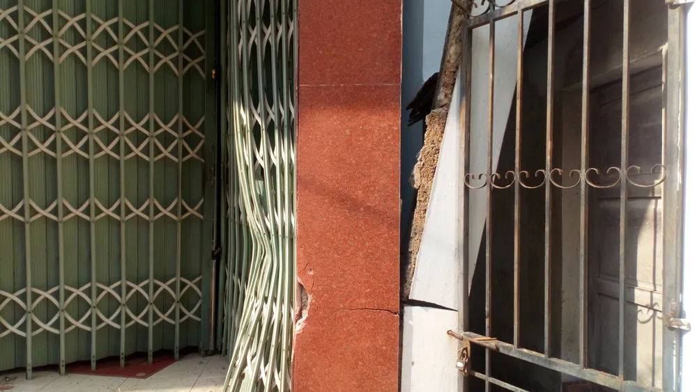 Tông vào nhà dân, xe ô tô 7 chỗ nhanh chóng rời khỏi hiện trường  ảnh 4