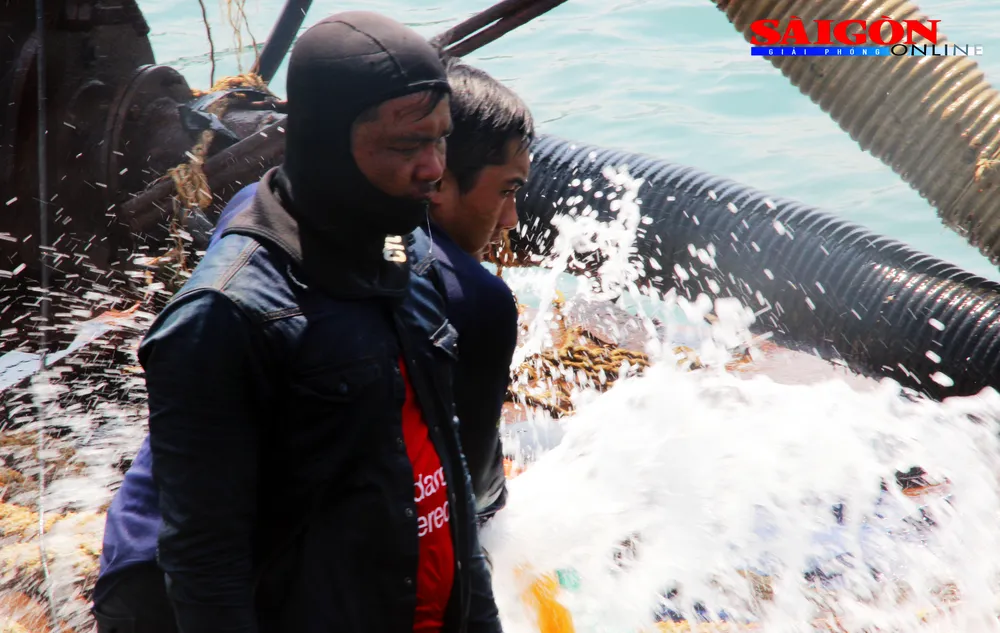 Cận cảnh thợ lặn ngâm mình giữa biển, tìm cách lặn vào khoang tàu đắm ảnh 4