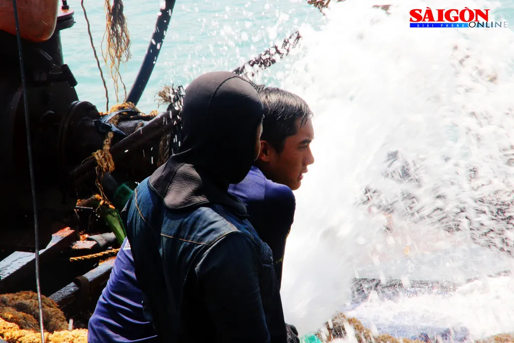 Cận cảnh thợ lặn ngâm mình giữa biển, tìm cách lặn vào khoang tàu đắm ảnh 2