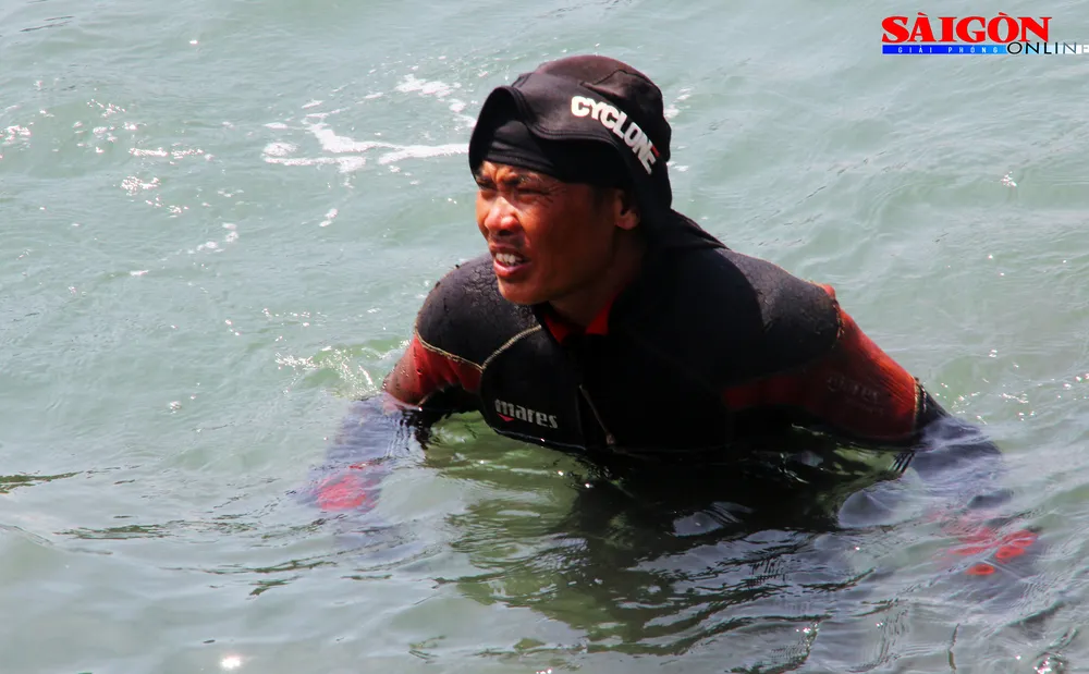 Cận cảnh thợ lặn ngâm mình giữa biển, tìm cách lặn vào khoang tàu đắm ảnh 5