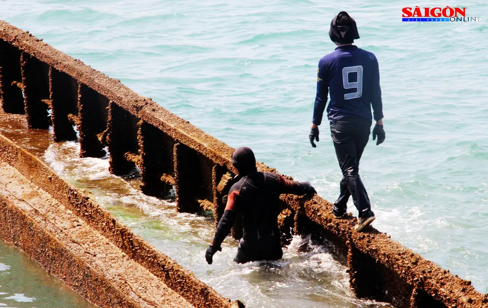 Cận cảnh thợ lặn ngâm mình giữa biển, tìm cách lặn vào khoang tàu đắm ảnh 6