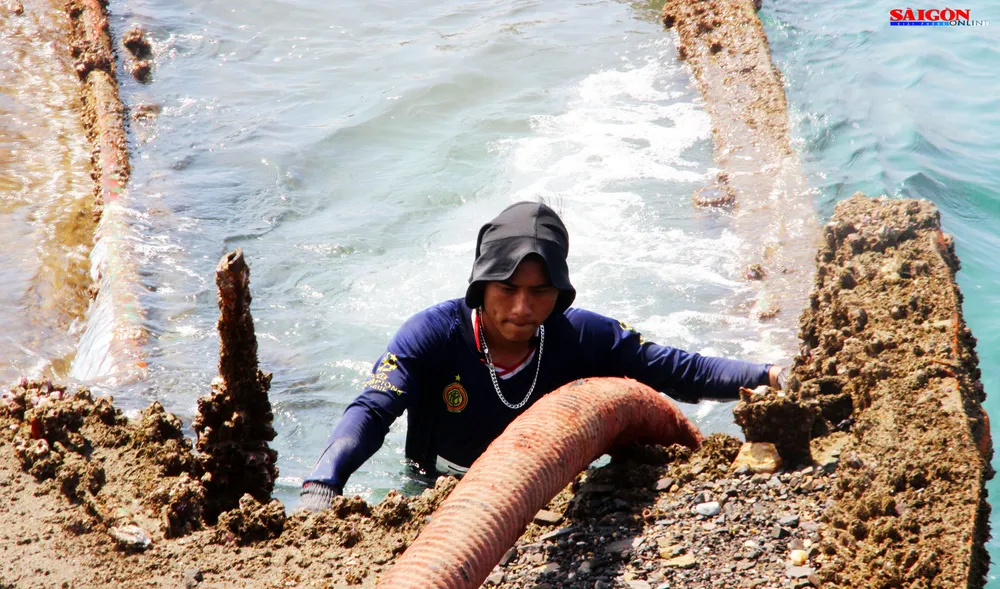 Cận cảnh thợ lặn ngâm mình giữa biển, tìm cách lặn vào khoang tàu đắm ảnh 7