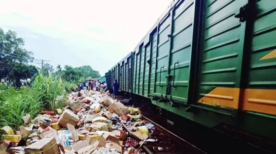 2 tàu hàng tông trực diện, đầu máy và nhiều toa hư hỏng nặng ảnh 2