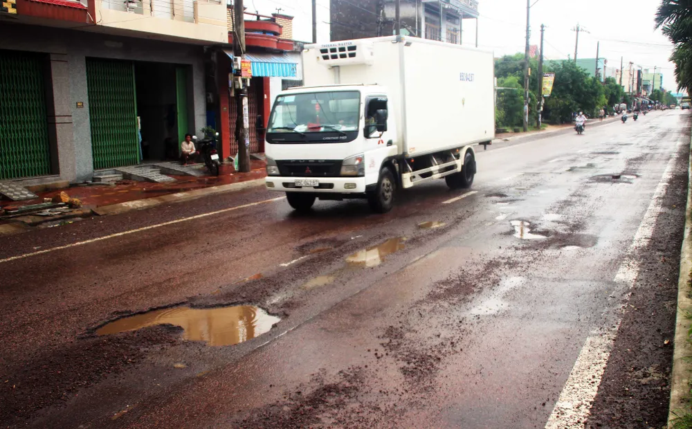 QL1A đoạn qua Bình Định chằng chịt “ổ gà”, “ổ voi”... vào đầu mùa mưa ảnh 5 QL1A đoạn qua Bình Định chằng chịt “ổ gà”, “ổ voi”... vào đầu mùa mưa ảnh 5