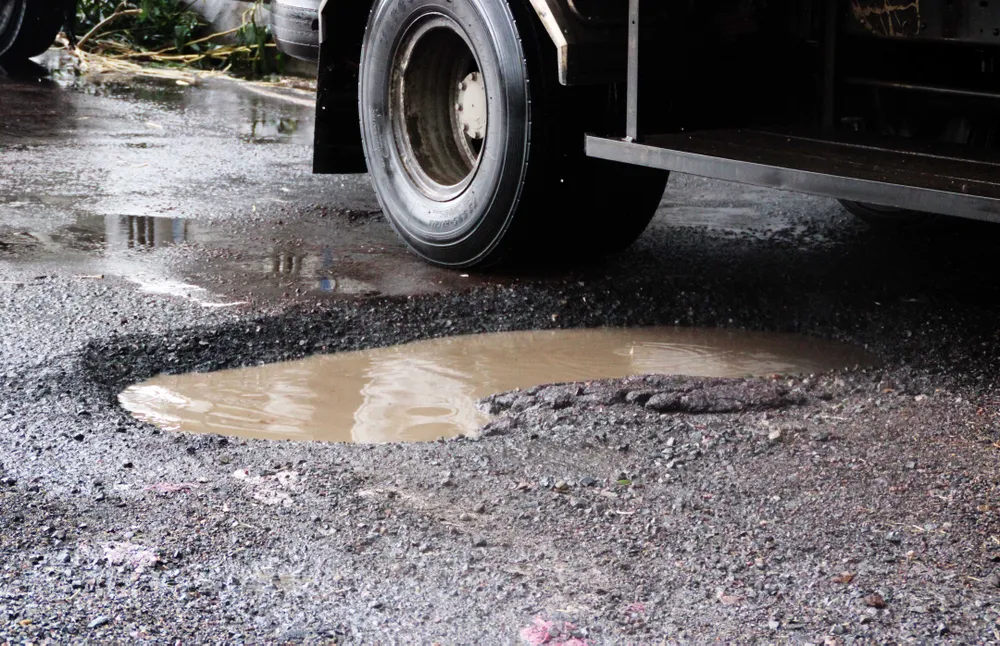 QL1A đoạn qua Bình Định chằng chịt “ổ gà”, “ổ voi”... vào đầu mùa mưa ảnh 9 QL1A đoạn qua Bình Định chằng chịt “ổ gà”, “ổ voi”... vào đầu mùa mưa ảnh 9