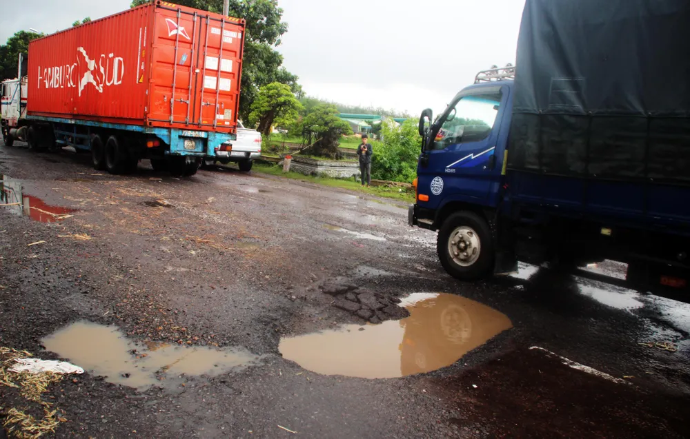 QL1A đoạn qua Bình Định chằng chịt “ổ gà”, “ổ voi”... vào đầu mùa mưa ảnh 10 QL1A đoạn qua Bình Định chằng chịt “ổ gà”, “ổ voi”... vào đầu mùa mưa ảnh 10