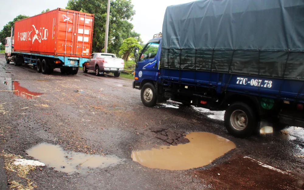 QL1A đoạn qua Bình Định chằng chịt “ổ gà”, “ổ voi”... vào đầu mùa mưa ảnh 13 QL1A đoạn qua Bình Định chằng chịt “ổ gà”, “ổ voi”... vào đầu mùa mưa ảnh 13