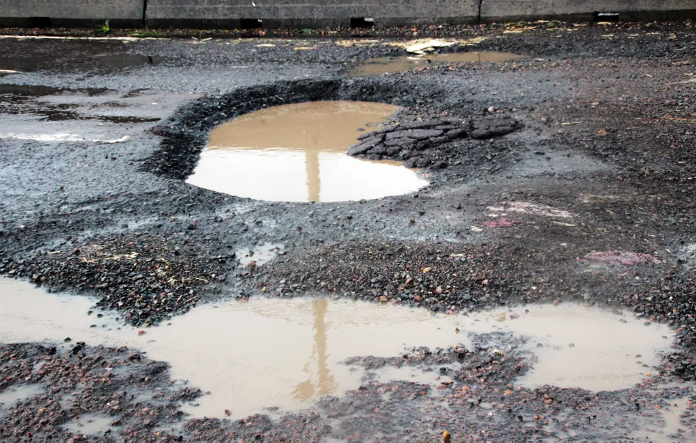 QL1A đoạn qua Bình Định chằng chịt “ổ gà”, “ổ voi”... vào đầu mùa mưa ảnh 14 QL1A đoạn qua Bình Định chằng chịt “ổ gà”, “ổ voi”... vào đầu mùa mưa ảnh 14