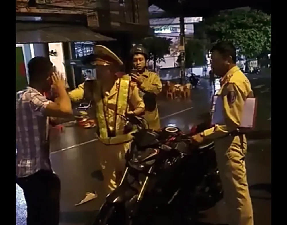 CSGT “tự té ngã ra đường” là do bị chỏ vào người (!?) ảnh 3 CSGT “tự té ngã ra đường” là do bị chỏ vào người (!?) ảnh 3