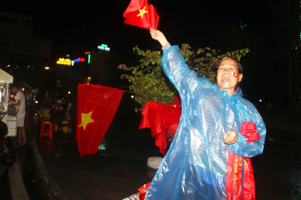 Nức lòng khi Việt Nam vào Chung kết AFF Cup ảnh 5