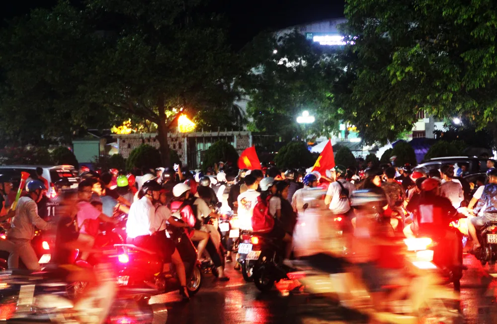 Nức lòng khi Việt Nam vào Chung kết AFF Cup ảnh 7