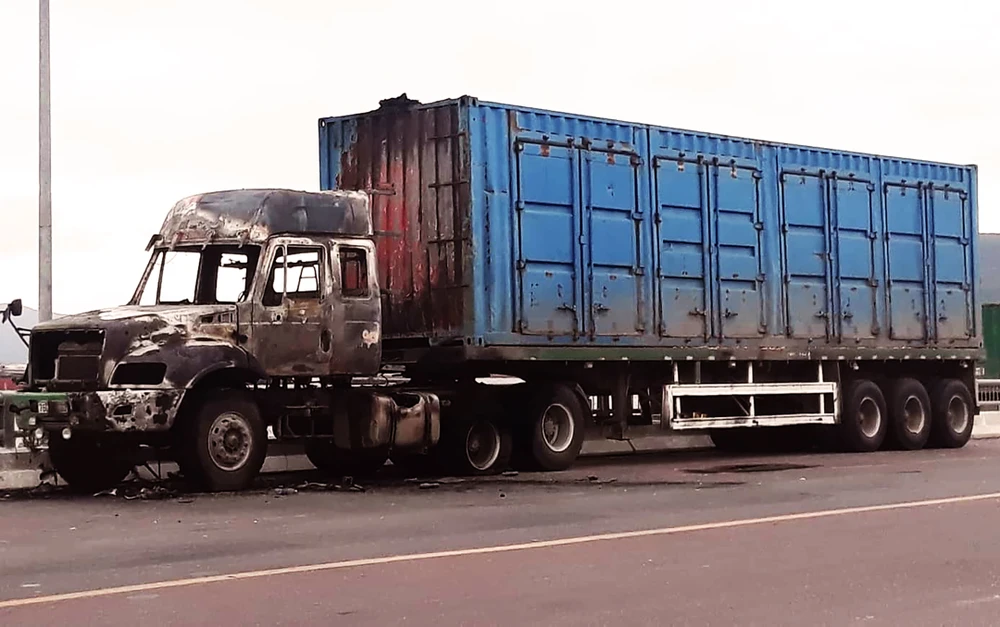 Xe tải đang lưu thông bỗng bốc cháy, tài xế nhảy khỏi cabin thoát nạn ảnh 2 Xe tải đang lưu thông bỗng bốc cháy, tài xế nhảy khỏi cabin thoát nạn ảnh 2
