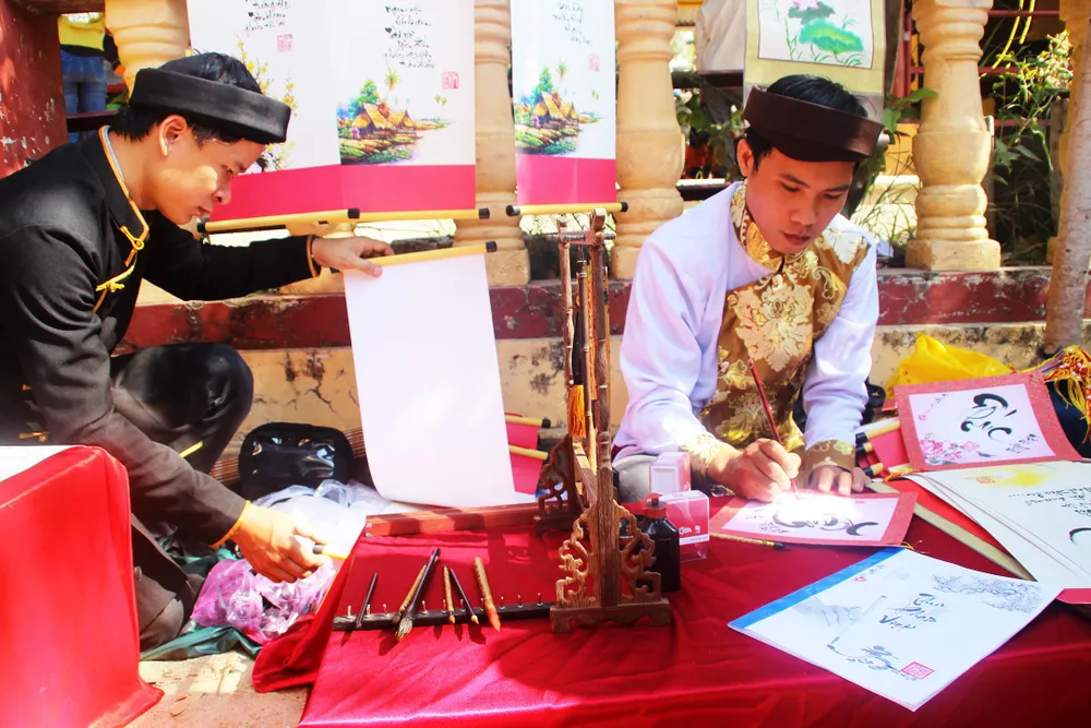 Dòng người đổ về chiêm ngưỡng tượng Phật ngồi cao nhất Đông Nam Á ảnh 12 Dòng người đổ về chiêm ngưỡng tượng Phật ngồi cao nhất Đông Nam Á ảnh 12