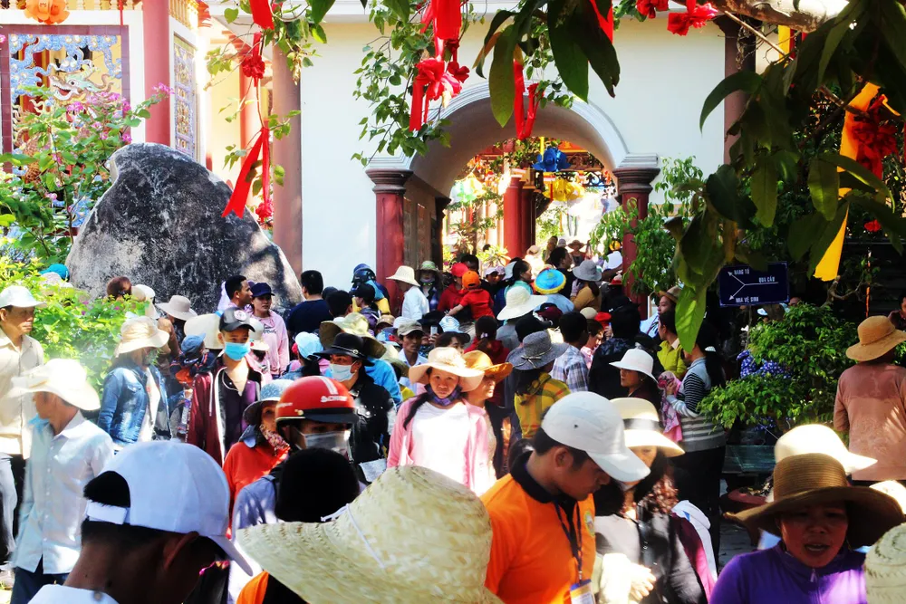 Dòng người đổ về chiêm ngưỡng tượng Phật ngồi cao nhất Đông Nam Á ảnh 10 Dòng người đổ về chiêm ngưỡng tượng Phật ngồi cao nhất Đông Nam Á ảnh 10