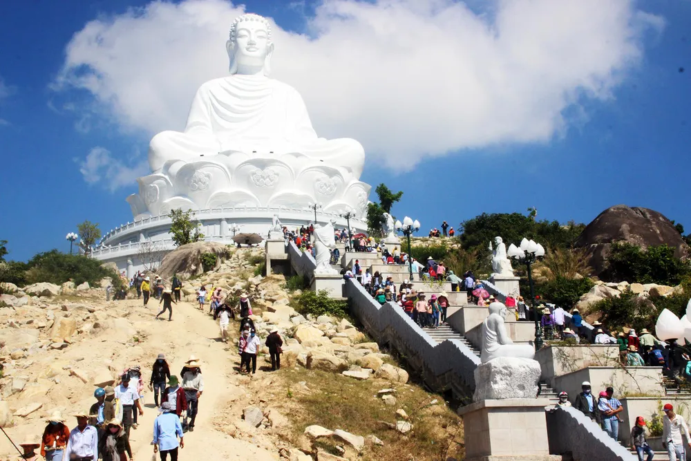 Dòng người đổ về chiêm ngưỡng tượng Phật ngồi cao nhất Đông Nam Á ảnh 6 Dòng người đổ về chiêm ngưỡng tượng Phật ngồi cao nhất Đông Nam Á ảnh 6