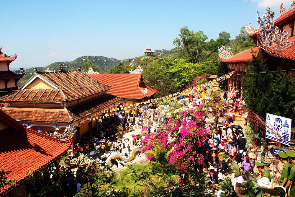 Dòng người đổ về chiêm ngưỡng tượng Phật ngồi cao nhất Đông Nam Á ảnh 3 Dòng người đổ về chiêm ngưỡng tượng Phật ngồi cao nhất Đông Nam Á ảnh 3