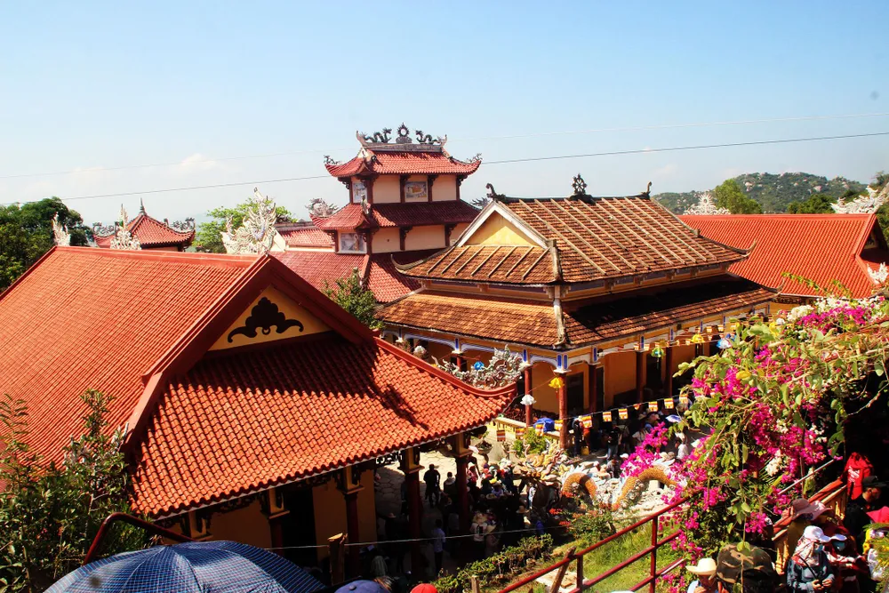 Dòng người đổ về chiêm ngưỡng tượng Phật ngồi cao nhất Đông Nam Á ảnh 4 Dòng người đổ về chiêm ngưỡng tượng Phật ngồi cao nhất Đông Nam Á ảnh 4