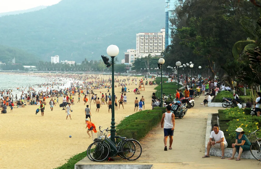 Hàng vạn người ùn ùn đổ về khiến bãi tắm Quy Nhơn "ngộp thở" ảnh 6