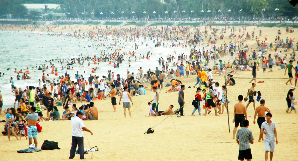 Hàng vạn người ùn ùn đổ về khiến bãi tắm Quy Nhơn "ngộp thở" ảnh 10