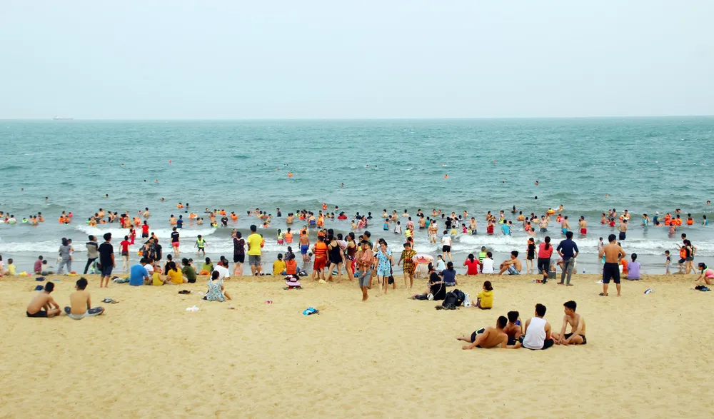 Hàng vạn người ùn ùn đổ về khiến bãi tắm Quy Nhơn "ngộp thở" ảnh 9