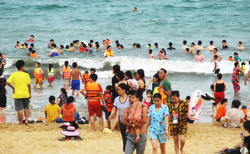 Hàng vạn người ùn ùn đổ về khiến bãi tắm Quy Nhơn "ngộp thở" ảnh 4
