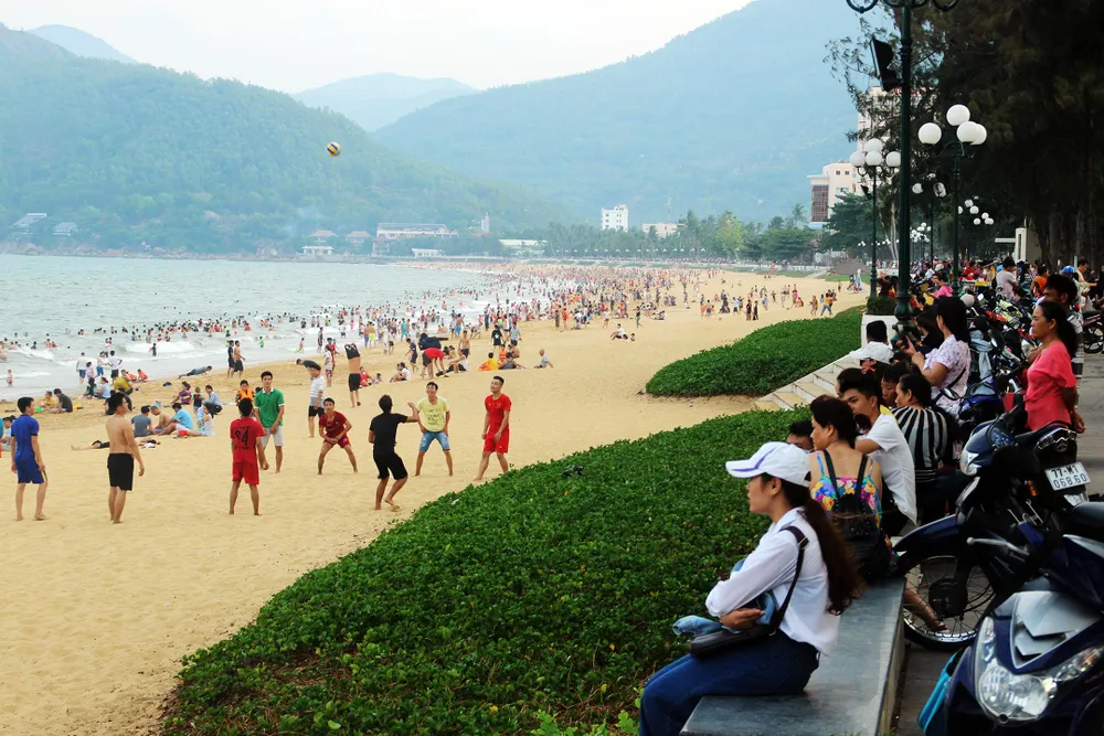 Hàng vạn người ùn ùn đổ về khiến bãi tắm Quy Nhơn "ngộp thở" ảnh 5