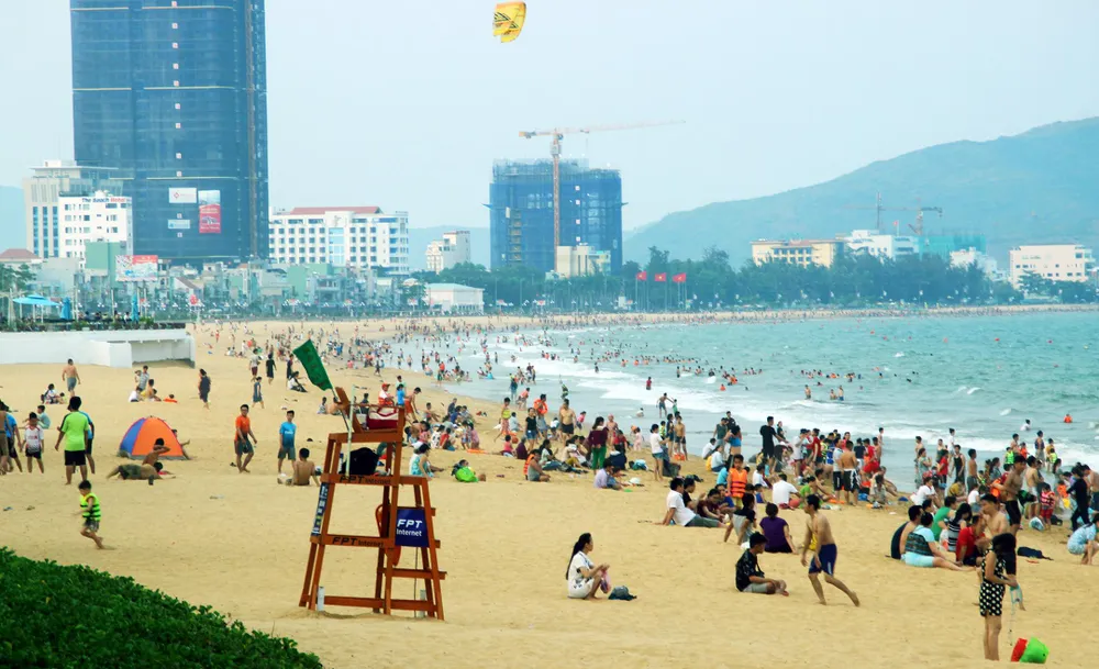 Hàng vạn người ùn ùn đổ về khiến bãi tắm Quy Nhơn "ngộp thở" ảnh 2