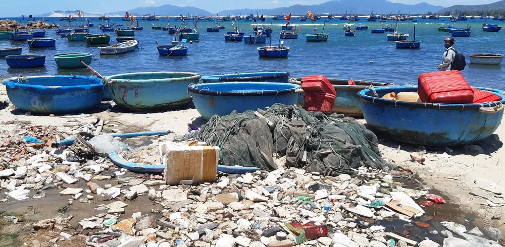Cận cảnh bãi biển đẹp như tranh bị “đầu độc” bởi rác thải ảnh 3