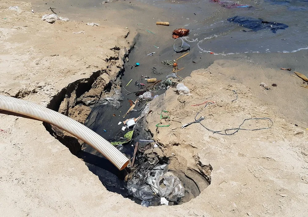 Cận cảnh bãi biển đẹp như tranh bị “đầu độc” bởi rác thải ảnh 7