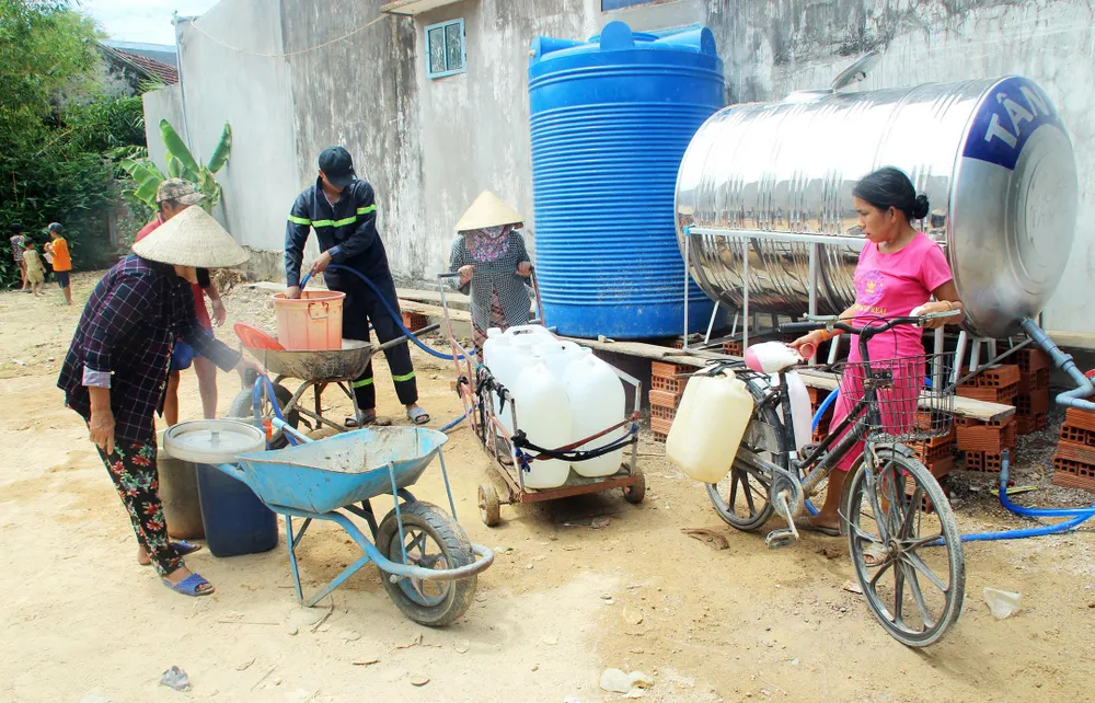 Cảnh sát chữa cháy tham gia cứu hạn cho hàng ngàn hộ dân ảnh 12