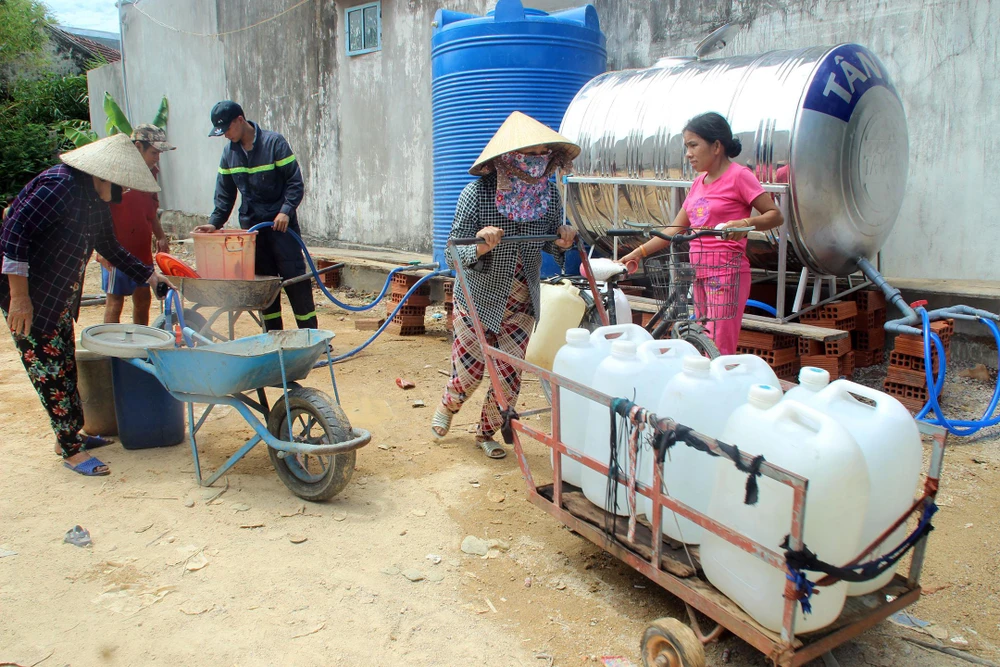 Cảnh sát chữa cháy tham gia cứu hạn cho hàng ngàn hộ dân