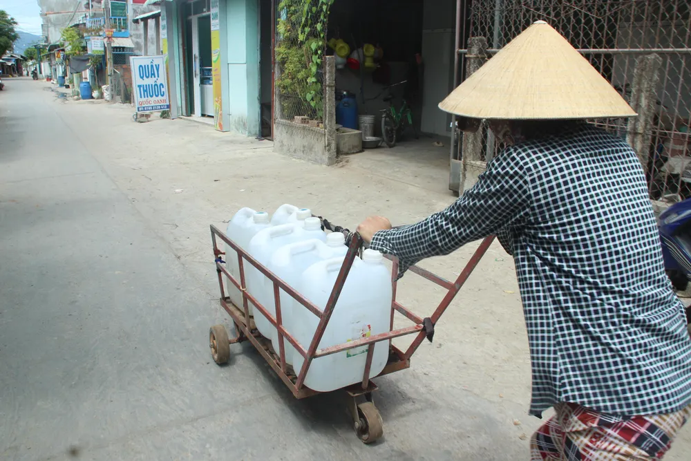 Mang nước về nhà tích trữ chống chọi với hạn hán.