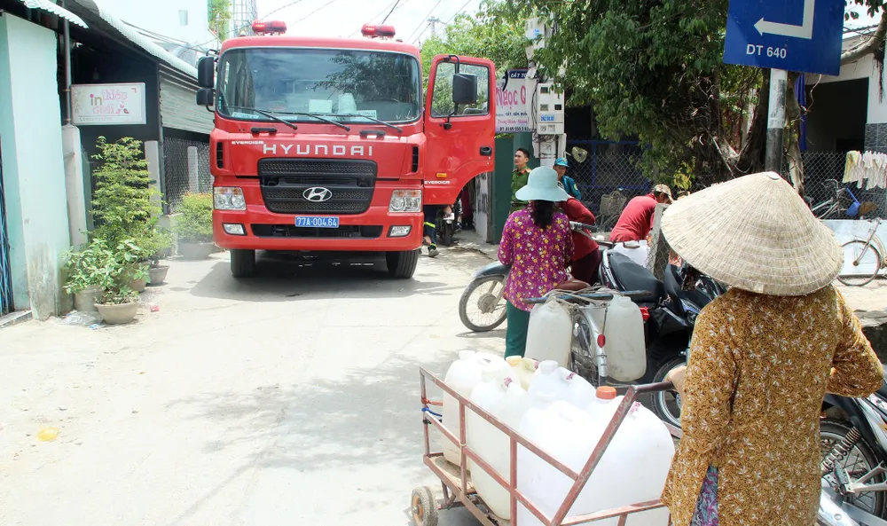 Các xe chữa cháy chia làm 2 mũi, trong đó: 4 xe được điều đến các xã Phước Thuận, Phước Hòa (huyện Tuy Phước); 2 xe còn lại được huy động đến xã Mỹ Chánh (huyện Phù Mỹ). Các phương tiện sẽ tiếp nước liên tục trong vòng 10 ngày cho người dân vùng hạn, thiếu nước.