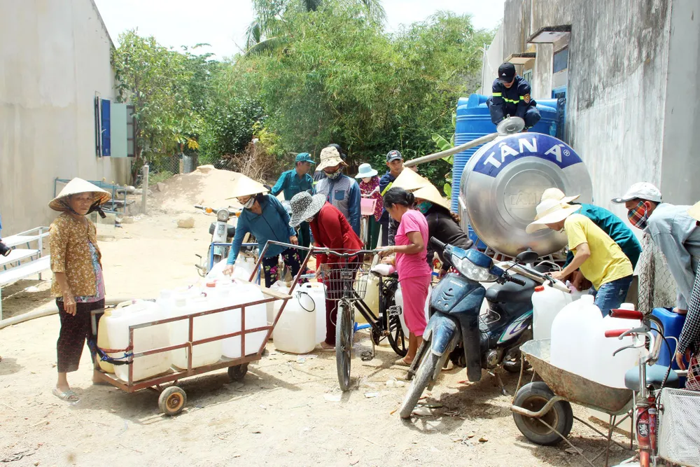 Một số người dân ở thôn Bình Thái (xã Phước Thuận) cho biết, nước máy bắt từ nhà máy nước sạch huyện Tuy Phước bị cắt hơn 2 tháng nay. Để có nước chống chọi với hạn hán, người dân phải vượt đường xa trên 10km, hoặc đi ghe đò đến các vùng dân cư khác để mua nước. Mỗi tháng nhiều người phải tốn 200 - 300 ngàn đồng tiền nước.