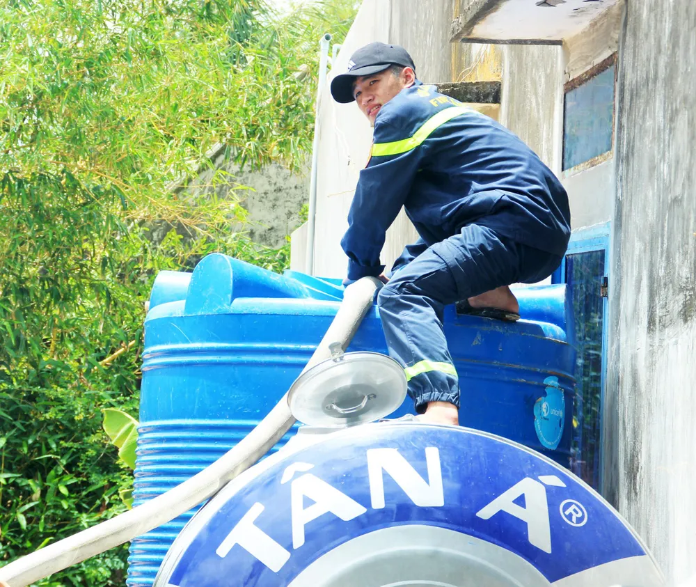 Cảnh sát chữa cháy tham gia cứu hạn cho hàng ngàn hộ dân ảnh 11