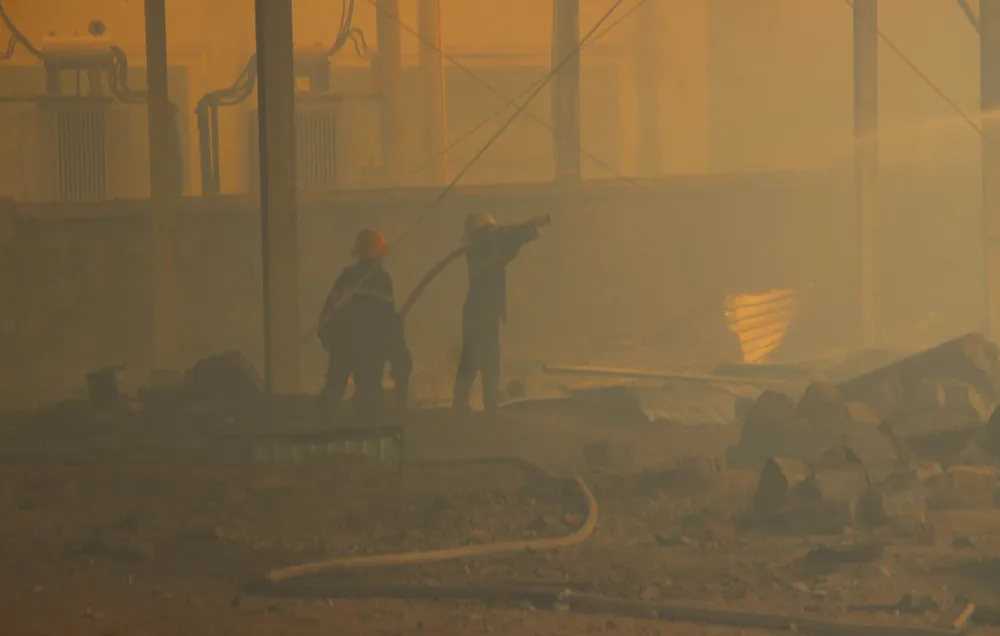 Cận cảnh “cuộc chiến” 5 giờ với lửa lớn ở KCN Phú Tài ảnh 12