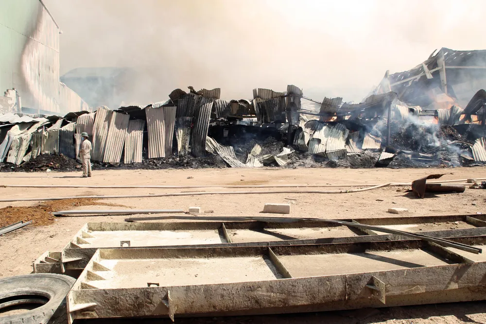 Cận cảnh “cuộc chiến” 5 giờ với lửa lớn ở KCN Phú Tài ảnh 2