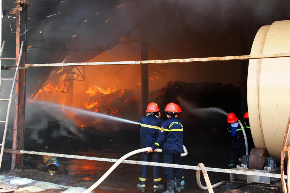 Cận cảnh “cuộc chiến” 5 giờ với lửa lớn ở KCN Phú Tài ảnh 3