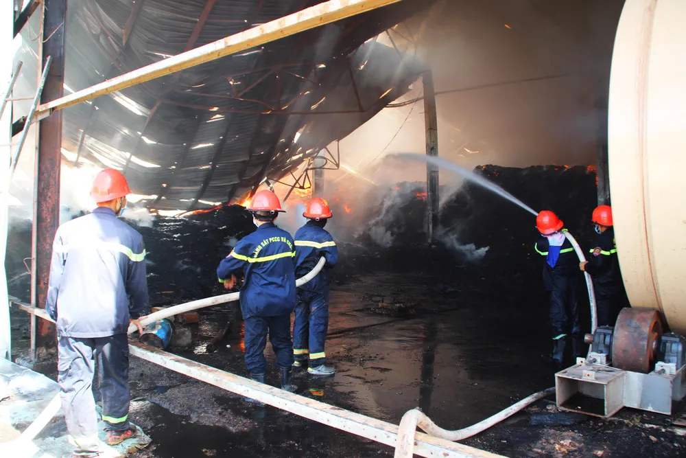 Cận cảnh “cuộc chiến” 5 giờ với lửa lớn ở KCN Phú Tài ảnh 6