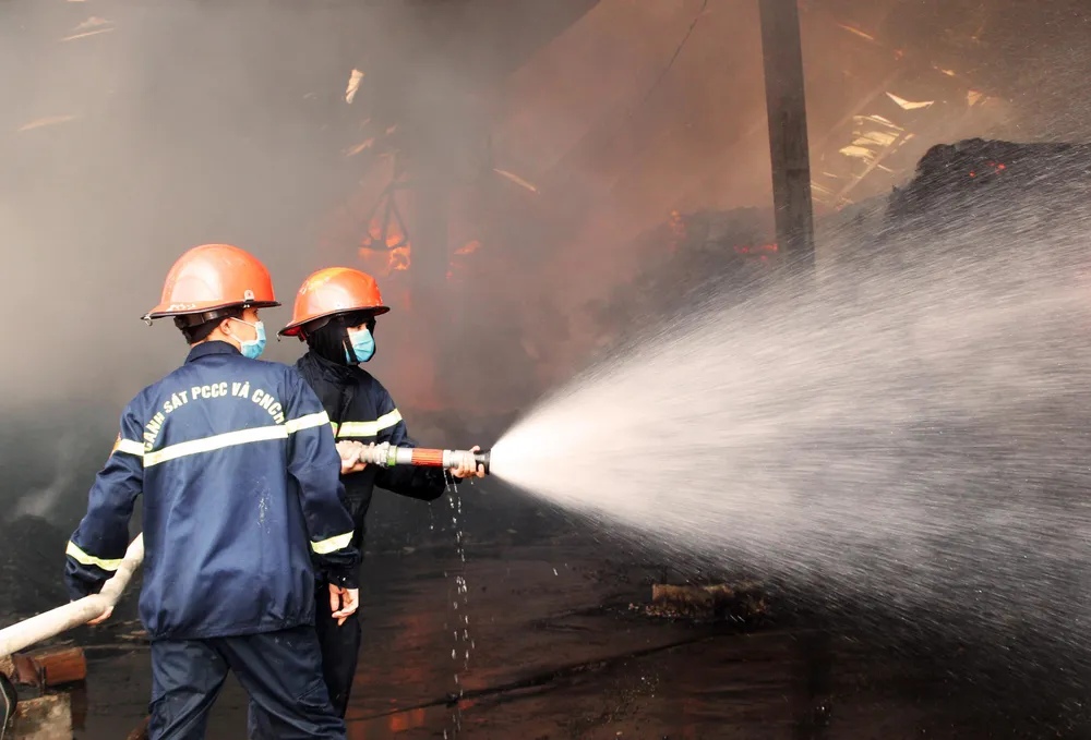 Cận cảnh “cuộc chiến” 5 giờ với lửa lớn ở KCN Phú Tài ảnh 8