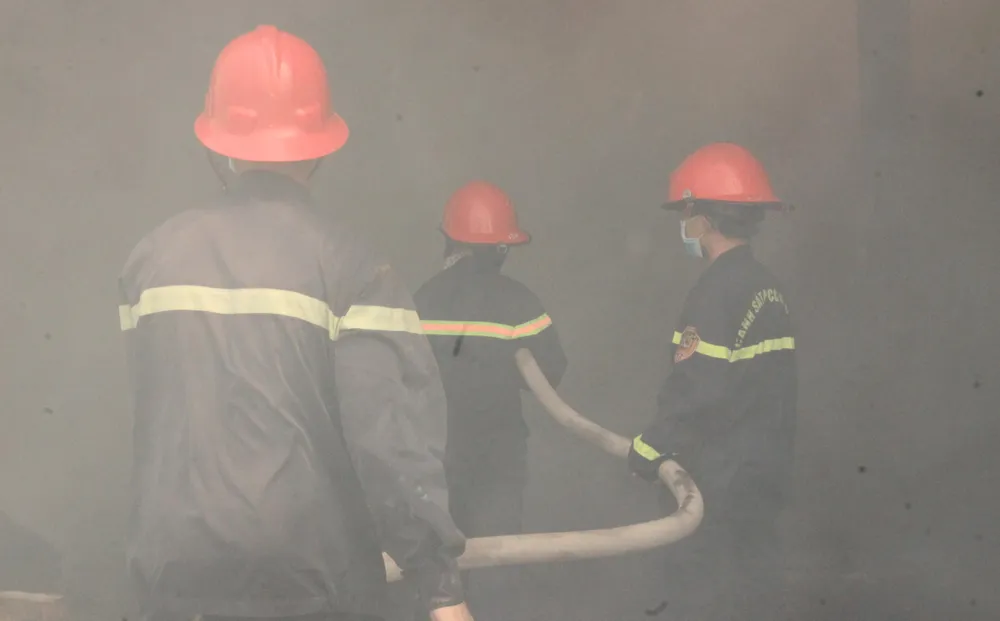 Cận cảnh “cuộc chiến” 5 giờ với lửa lớn ở KCN Phú Tài ảnh 11