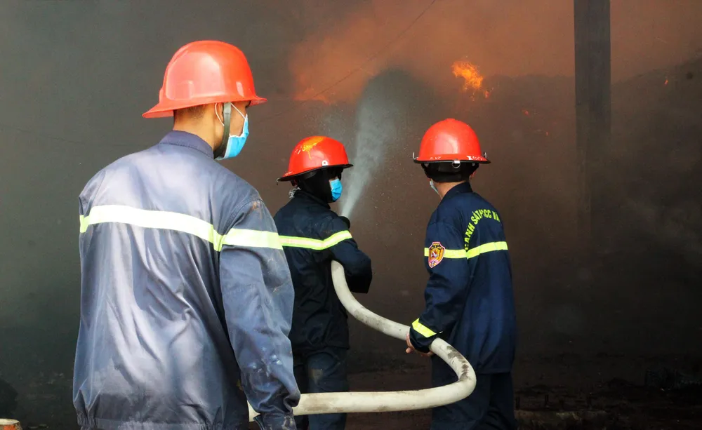 Cận cảnh “cuộc chiến” 5 giờ với lửa lớn ở KCN Phú Tài ảnh 4