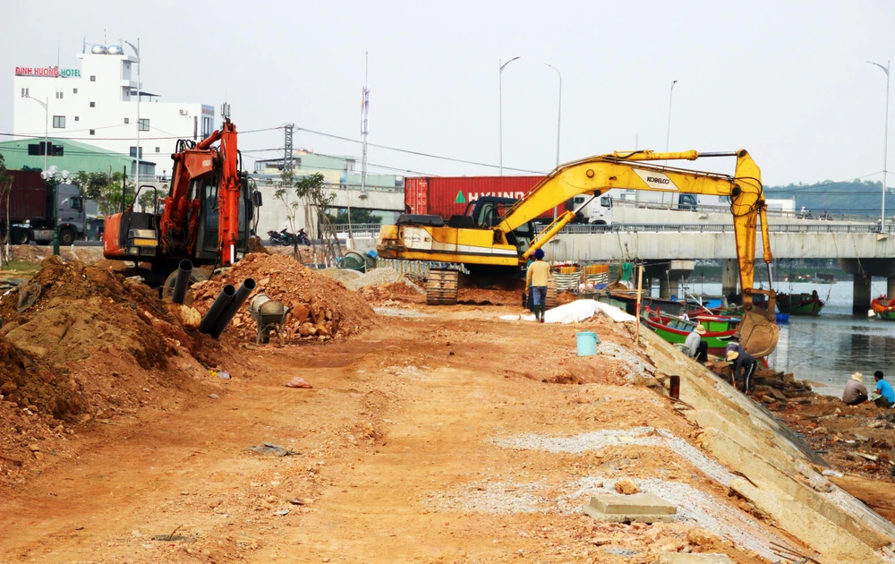 Nguyên nhân kè 12 tỷ bị sóng đánh nát ở Quy Nhơn ảnh 2 Nguyên nhân kè 12 tỷ bị sóng đánh nát ở Quy Nhơn ảnh 2