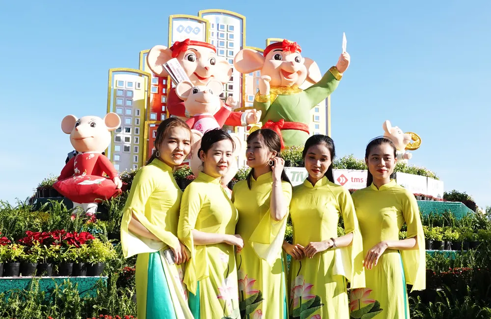 Độc đáo linh vật gia đình nhà chuột đi hội bài chòi ở Quy Nhơn ảnh 4 Độc đáo linh vật gia đình nhà chuột đi hội bài chòi ở Quy Nhơn ảnh 4