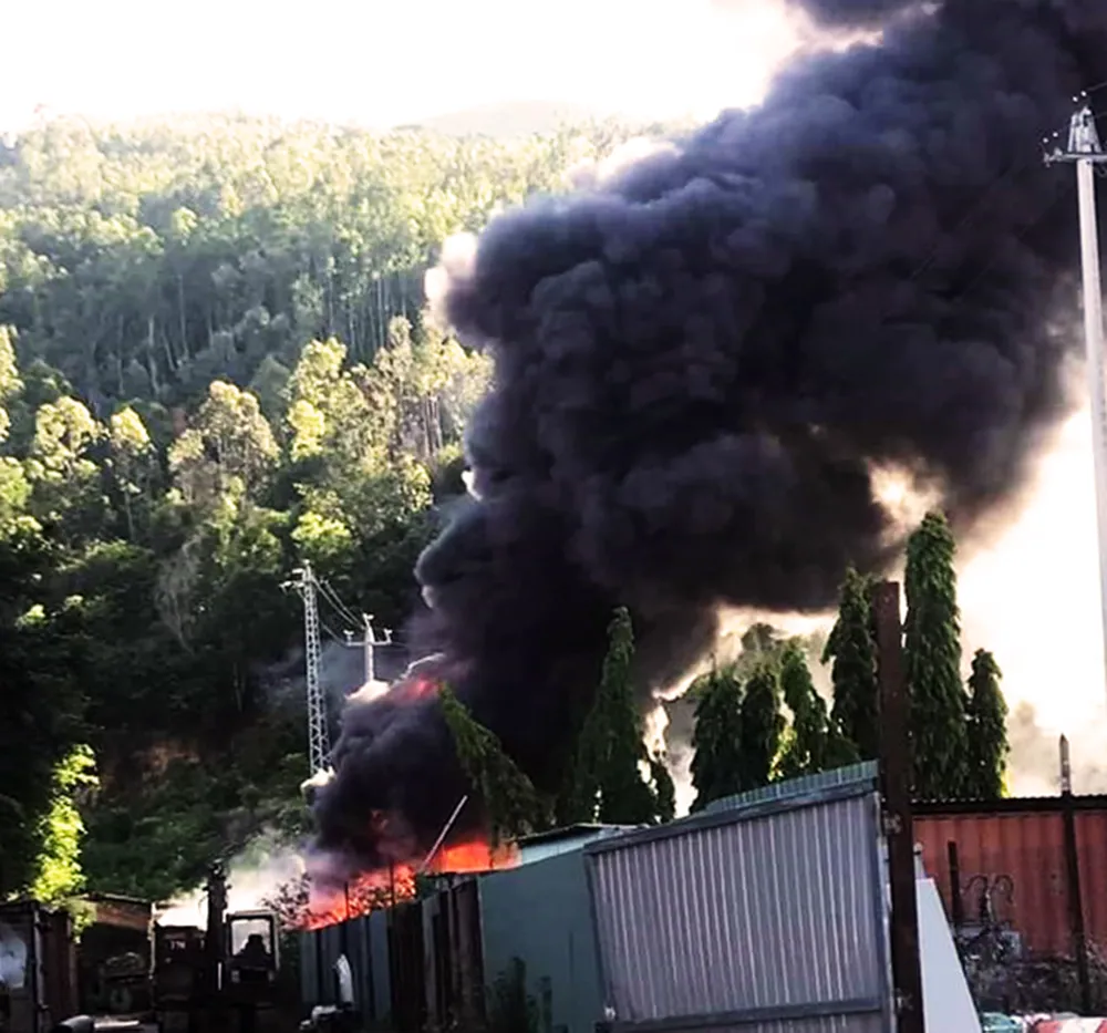 Dập tắt đám cháy ở kho chứa dã chiến ảnh 1