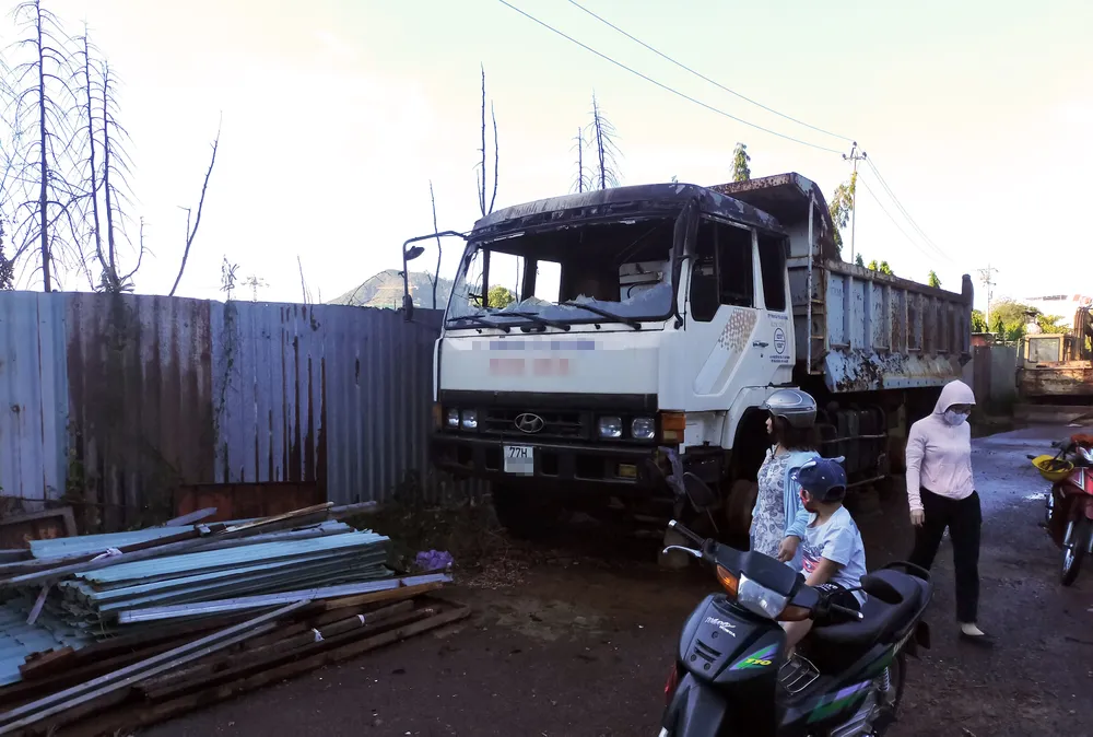 Dập tắt đám cháy ở kho chứa dã chiến ảnh 4