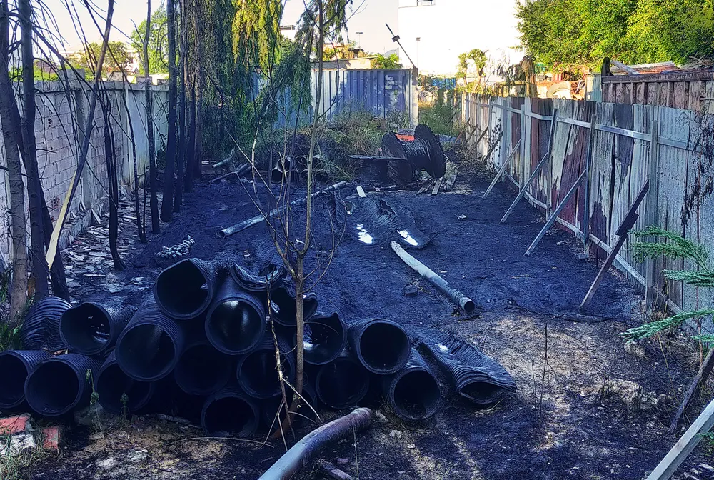 Dập tắt đám cháy ở kho chứa dã chiến ảnh 2