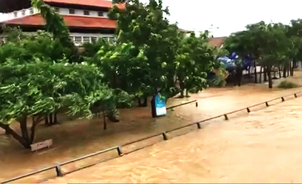 Nhiều vùng dân ở Quảng Ngãi bị ngập lụt, chia cắt ảnh 1 Nhiều vùng dân ở Quảng Ngãi bị ngập lụt, chia cắt ảnh 1